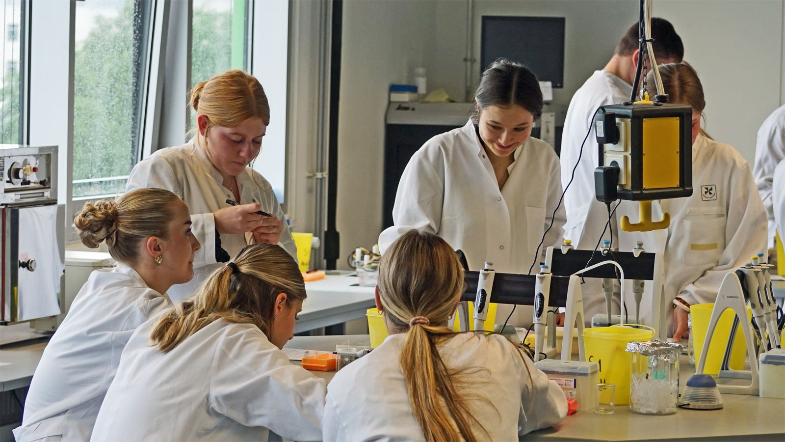 Auf Spurensuche im Genom: Biologie-Kurse der Q2 zu Gast im XLAB Göttingen