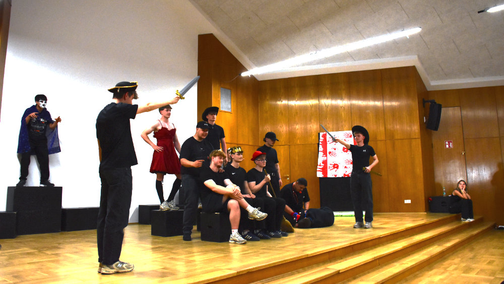Woyzeck-Theater: Ein triumphaler Abend voller darstellerischer Wucht und visionärer Gesellschaftskritik